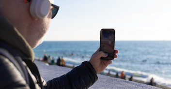 Female Twitch streamer confronts older man for 'recording her at the beach'