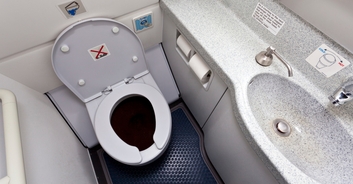Man who got trapped in airplane toilet for entire flight is told in note under door from staff: 'Sir, we tried our best'