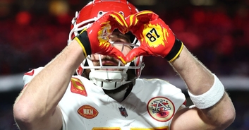 Travis Kelce throws up Taylor Swift's iconic hand-heart gesture after scoring touchdown