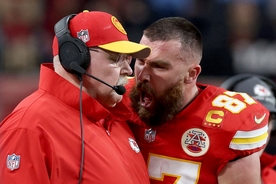 Viewers react to an irate Travis Kelce losing his cool with Andy Reid