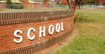 4ft 10" Syracuse mom blends in at daughter's school before breaking teacher's nose