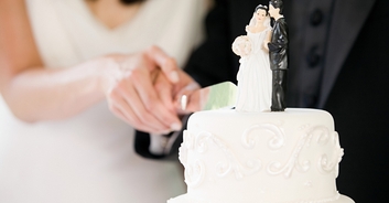 Groom gets brutal revenge on best man after he throws cake at his bride