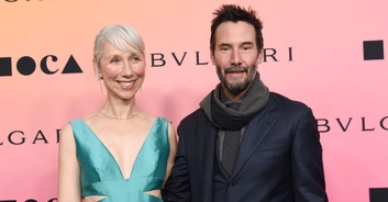 Fans spot unusual detail in photo of Keanu Reeves kissing his girlfriend