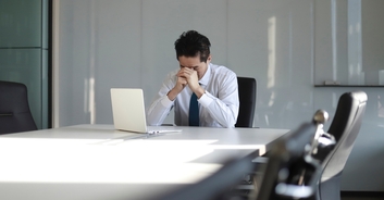 Employee shares boss' insane messages after calling him out for being paid less than her teammates