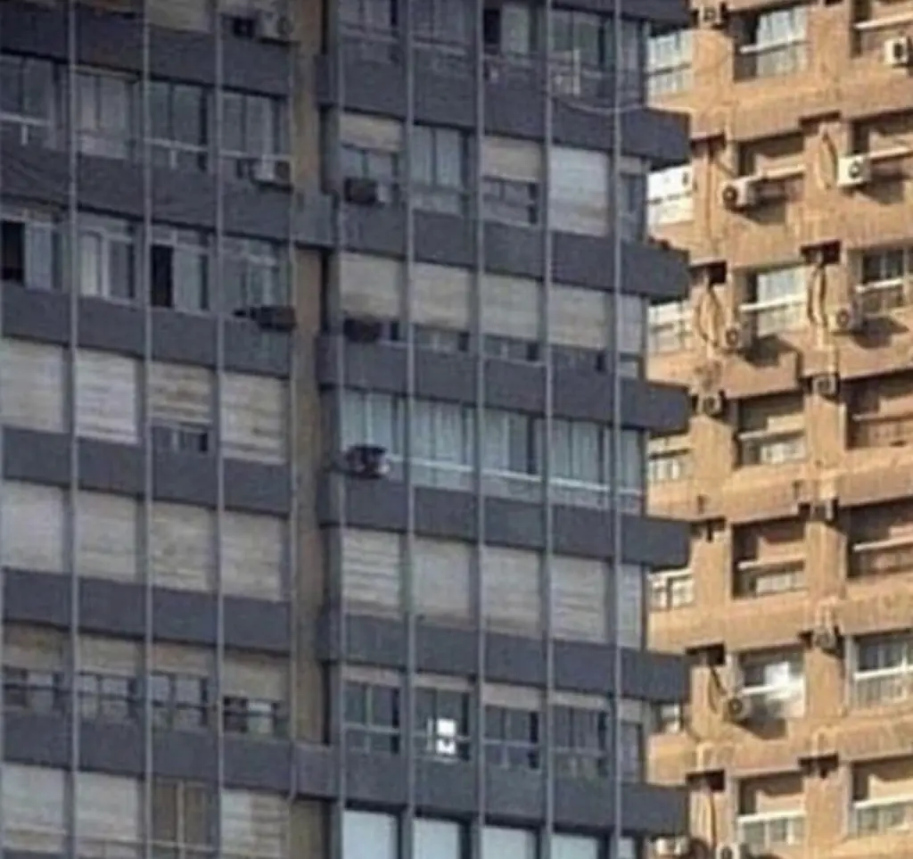 Which building do you think is closer? Credit: Reddit