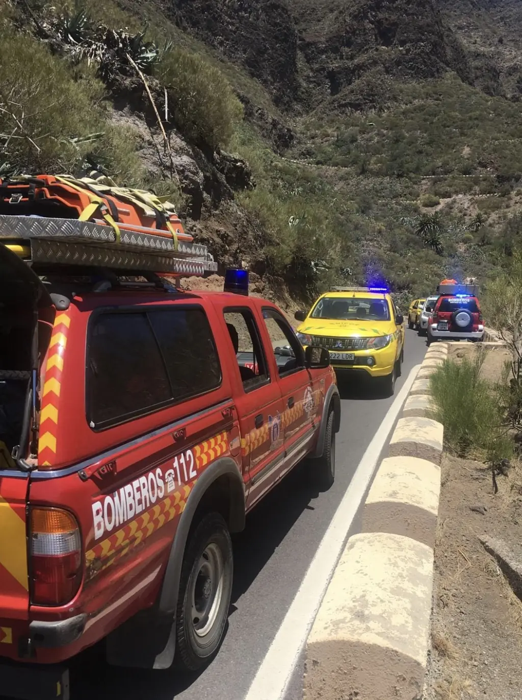 The large stones that surround the mountainous roads. Credit: Bomberos Voluntarios de Santiago del Teide (Facebook)