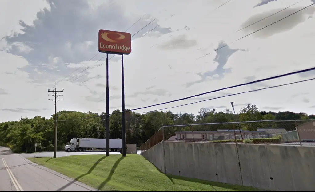 The incident occurred at the Econo Lodge in Erlanger, Kentucky. Credit: Google