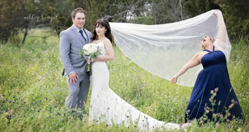 This Maid-of-honor decided to photobomb the wedding photos and it's absolutely hilarious