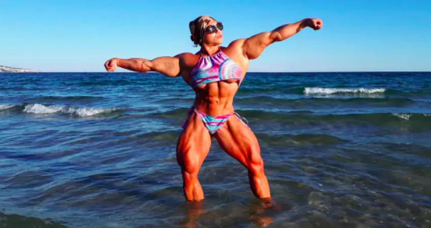 Female powerlifter shares stunning photos of her physique
