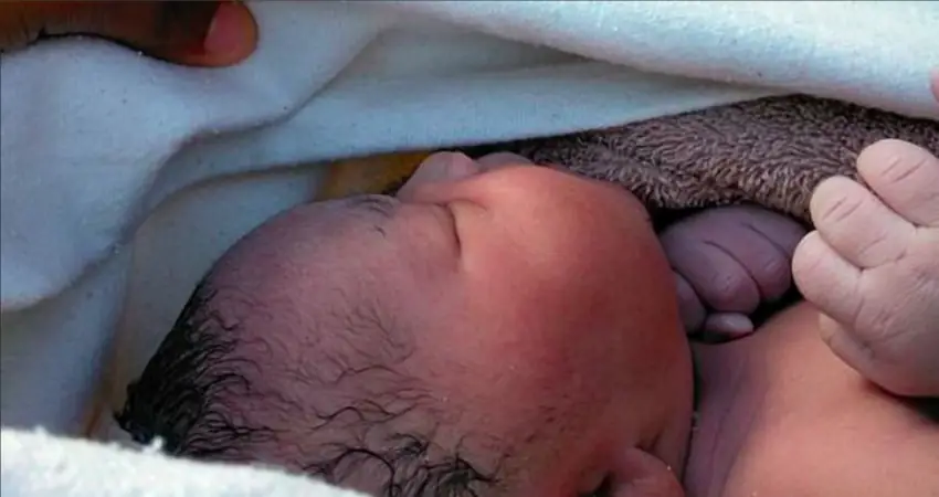 Army veteran suffering from PTSD delivers his own daughter on the sidewalk