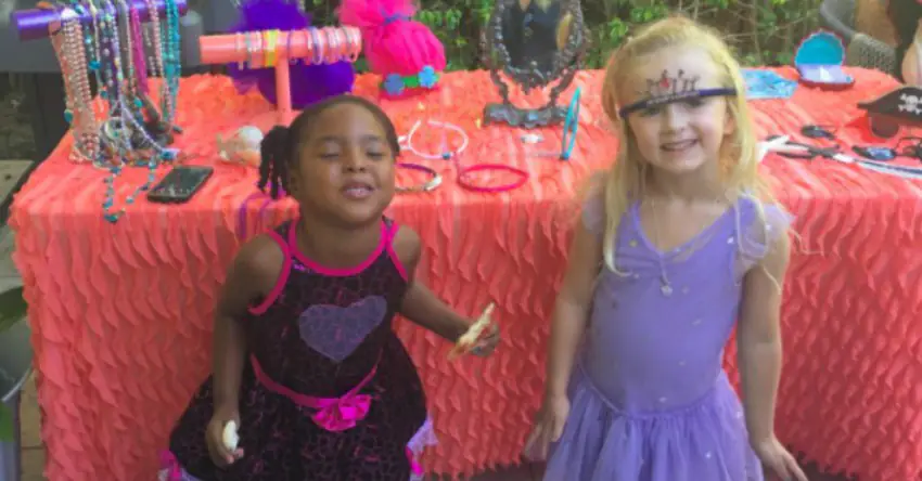 Little girls think they're twins because they share the same birthday