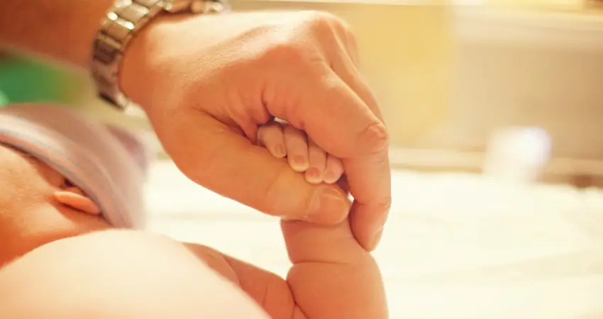 18 Stunning photographs of dads in the delivery room