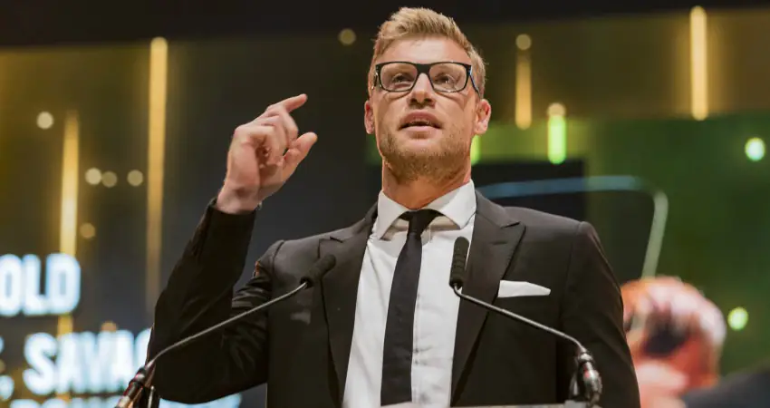 Cricket star Freddie Flintoff is convinced that the Earth is flat
