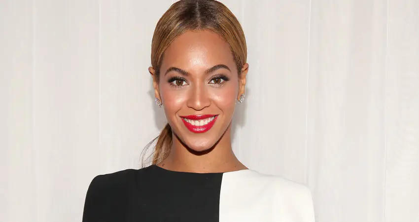 16 Celebrities who look equally amazing without any makeup