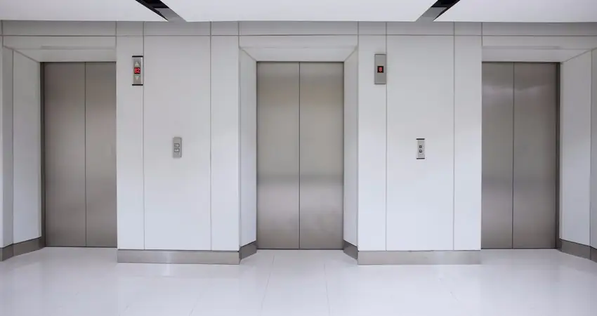 Doctor gets trapped in an elevator, Snapchats his descent into insanity