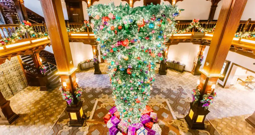 2017 is the year of upside-down Christmas trees, and the internet is losing it