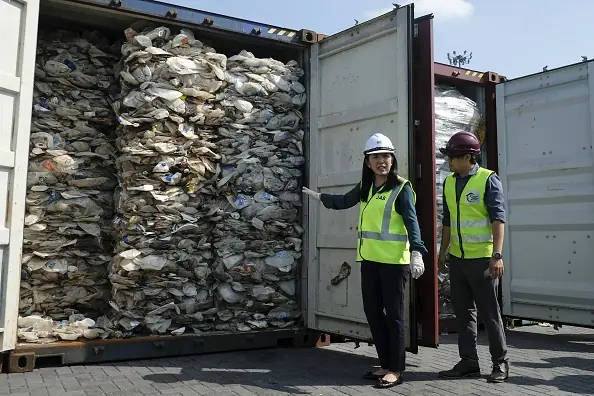 PORT KLANG, MALAYSIA - MAY 28: Minister of Energy, Science, Technology, Environment and Climate Change (MESTECC), Yeo Bee Yin (L) shows plastics waste shipment from Australia before sending back to the country of origin in Port Klang on May 28, 2019. A total of 3,000 metric tonnes of contaminated plastic waste will be shipping back to their countries of origin today, signalling Malaysias effort to take the lead in the global crusade against unscrupulous export of scrap. (Photo by Adli Ghazali/Anadolu Agency/Getty Images)