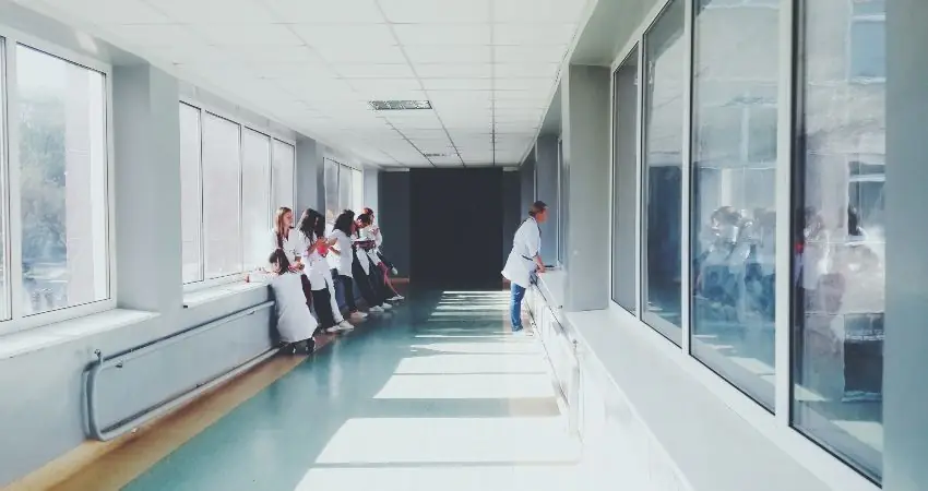 'Grey’s Anatomy' is donating its gowns & gloves to fight coronavirus