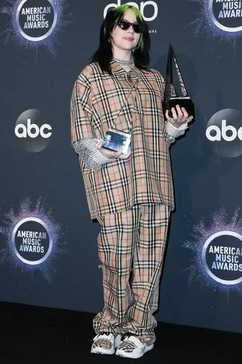 Billie Eilish wears a baggy Burberry attire at the 2019 American Music Awards.