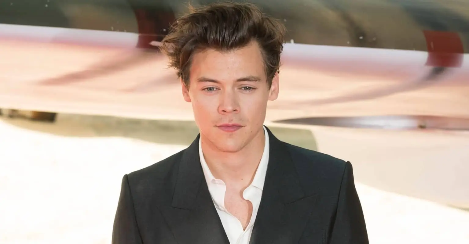 Harry Styles leaves brilliant note for fan after his car broke down outside her house