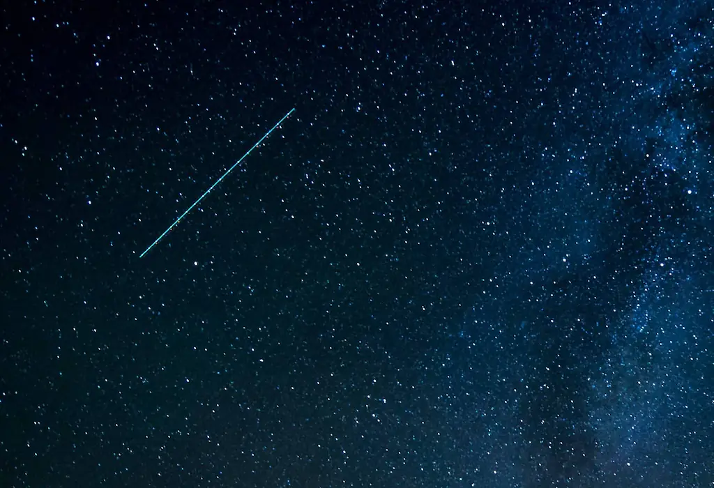 An image of a shooting star. 