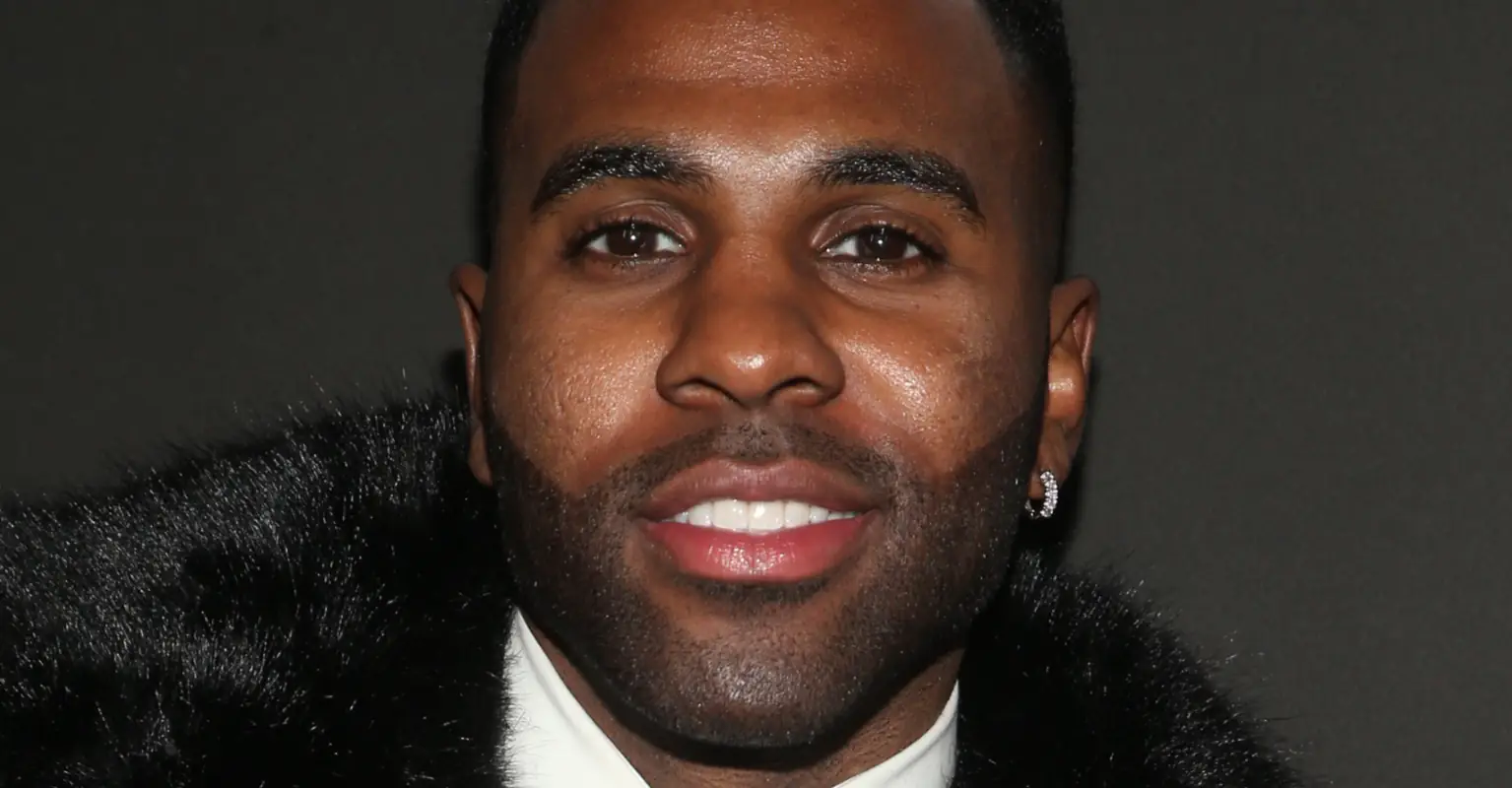 Jason Derulo drops $100,000 buying drinks for everyone in a restaurant after reaching number 1
