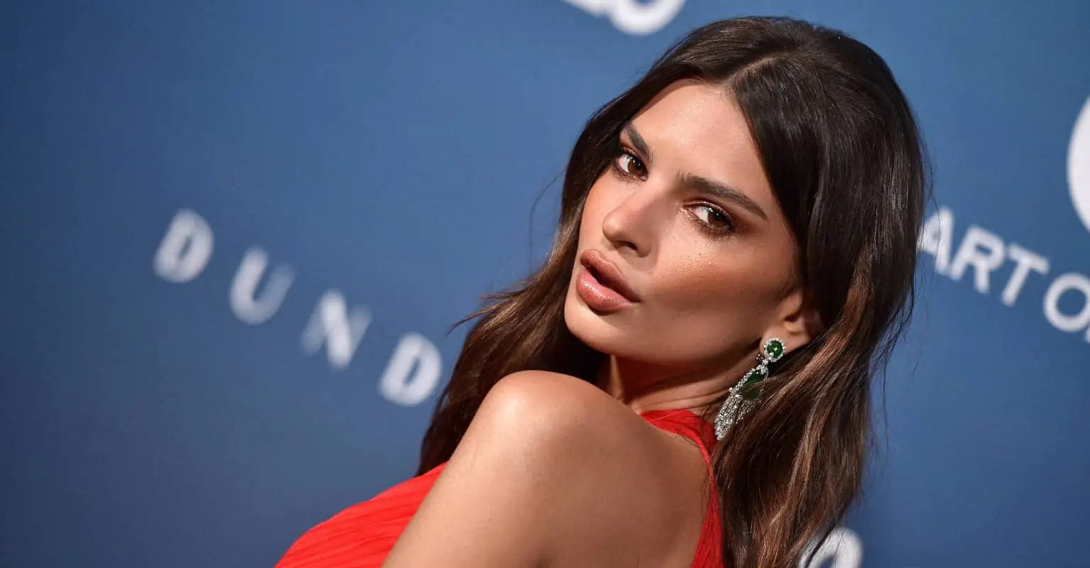Emily Ratajkowski celebrates her pregnancy with nude selfie