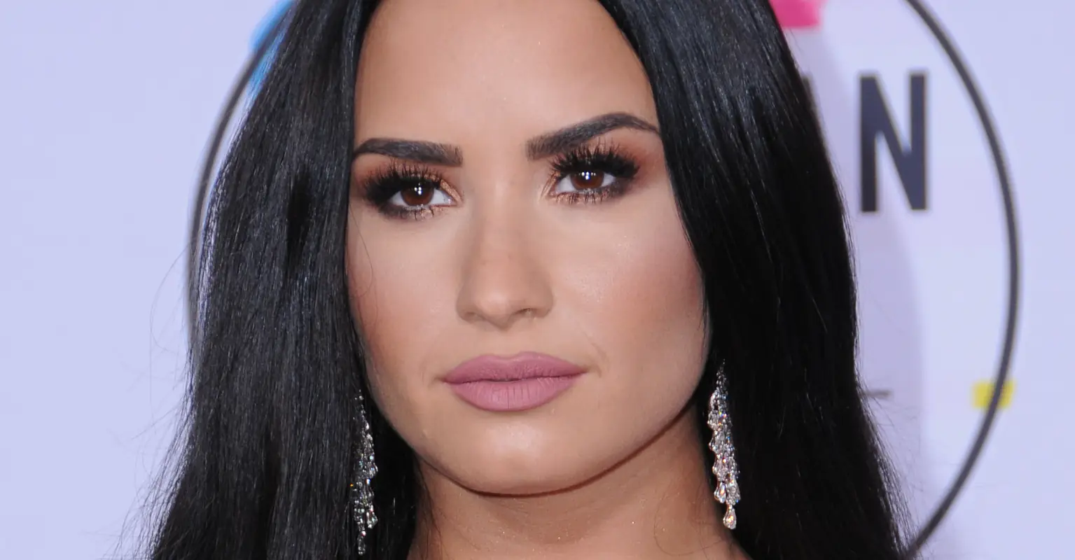Demi Lovato performs anti-Trump protest single at Billboard Music Awards