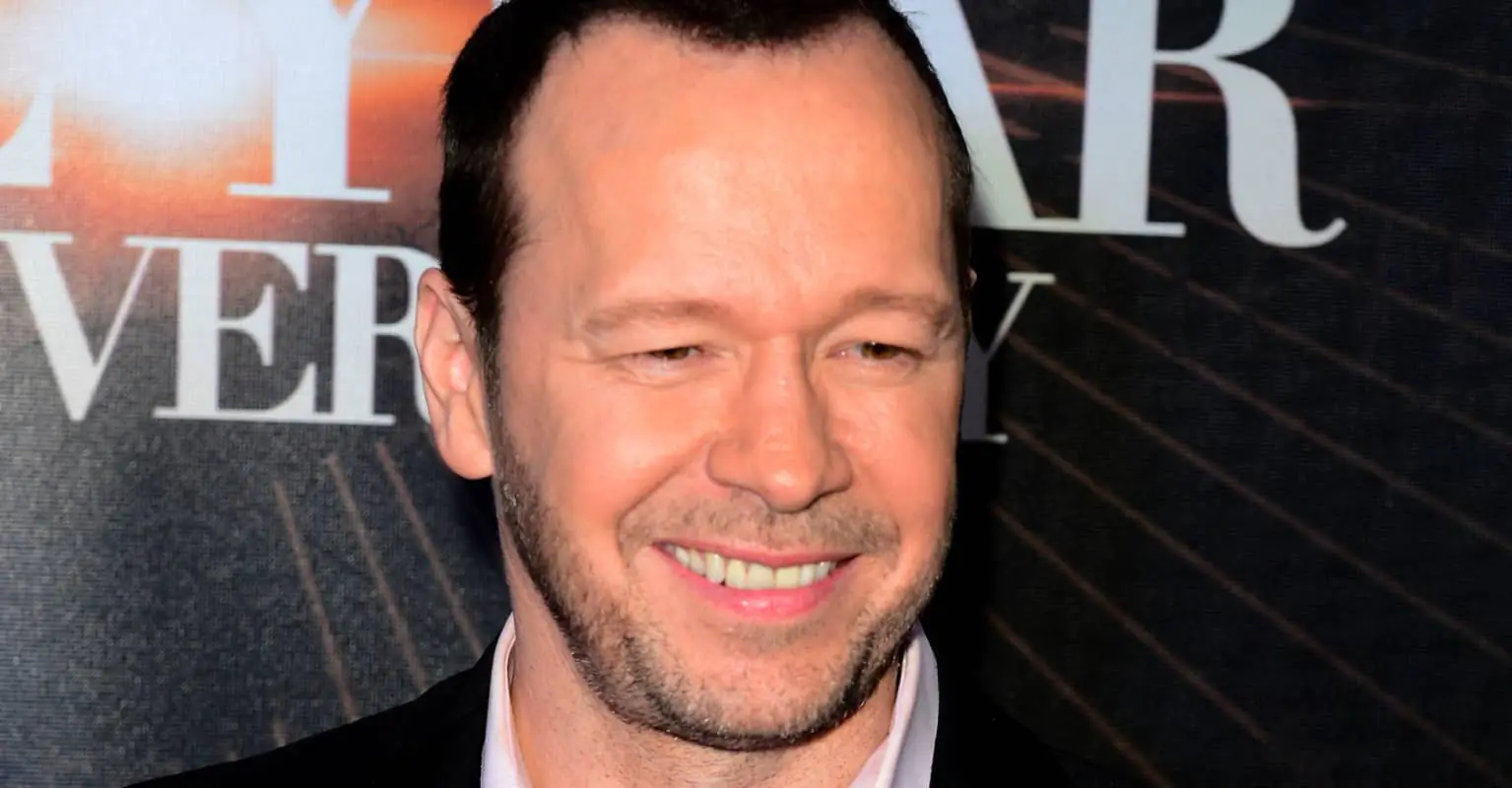 Donnie Walberg leaves astounding tip for waitress - and she then pays it forward