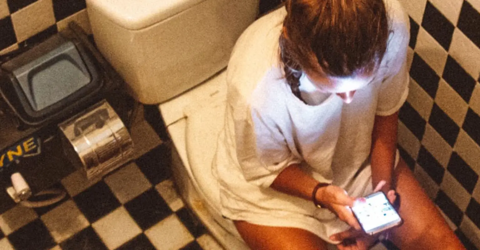 6 bad habits everybody does on the toilet (but would never admit to)