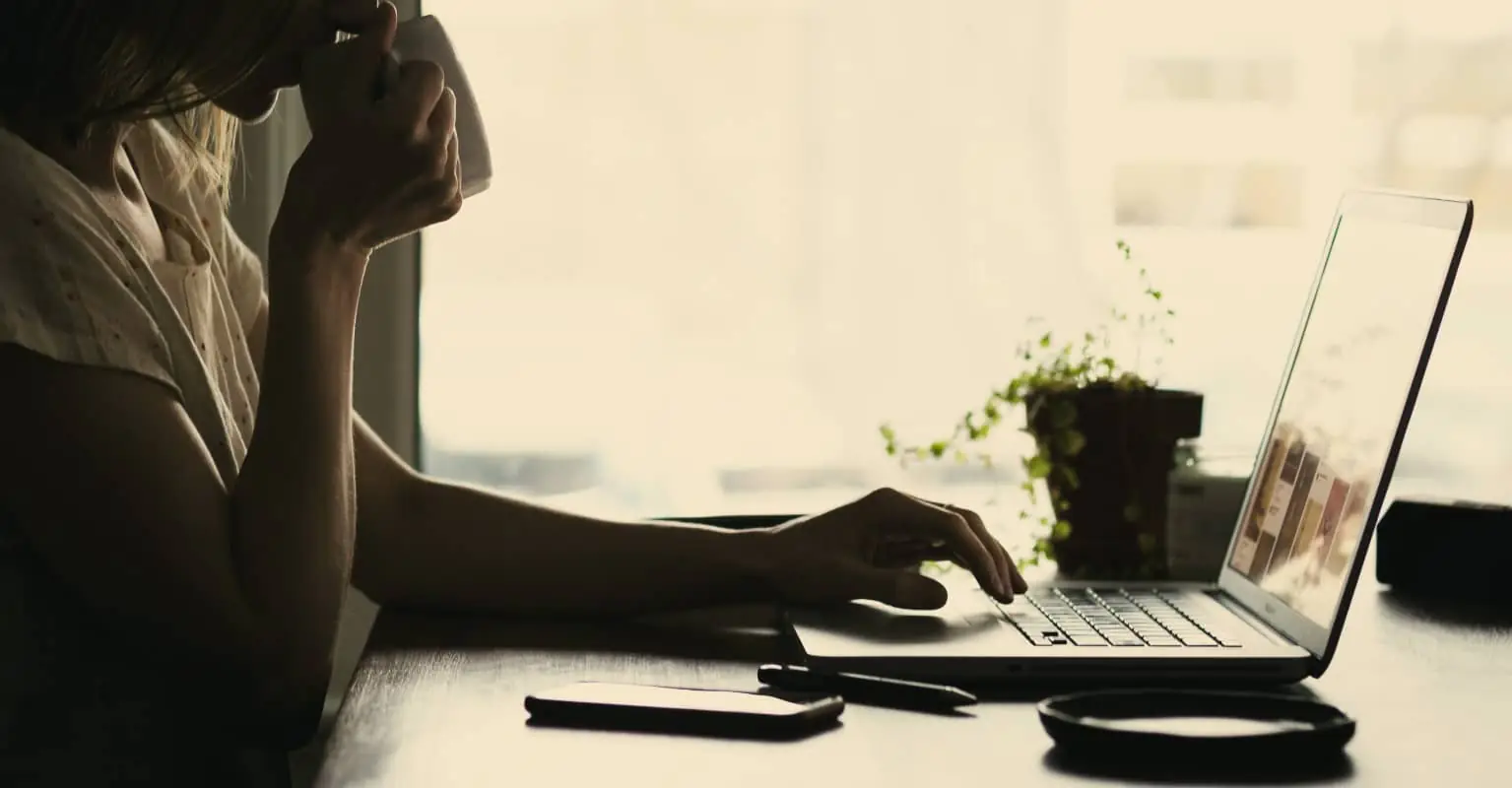 Woman shares method for catching 'cheating' partners, but others slam her 'toxic behavior'