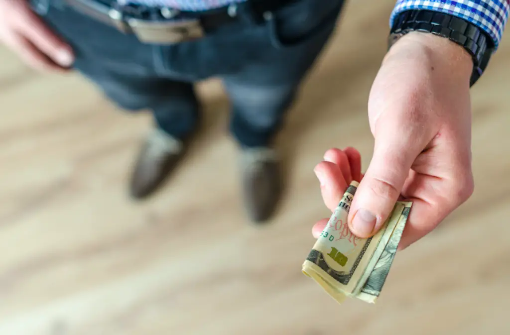 A man handing over money.