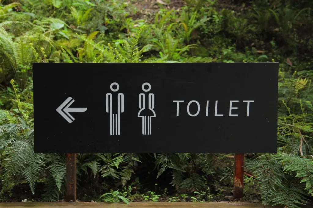 A toilet sign