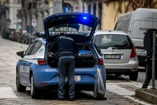 Claudio Furlan - LaPresse 28 November 2020 Milan ( Italy ) News Man found dead with several fractures in front of the emergency room of the Fatebebefratelli Hospital In the photo: the findings of the police