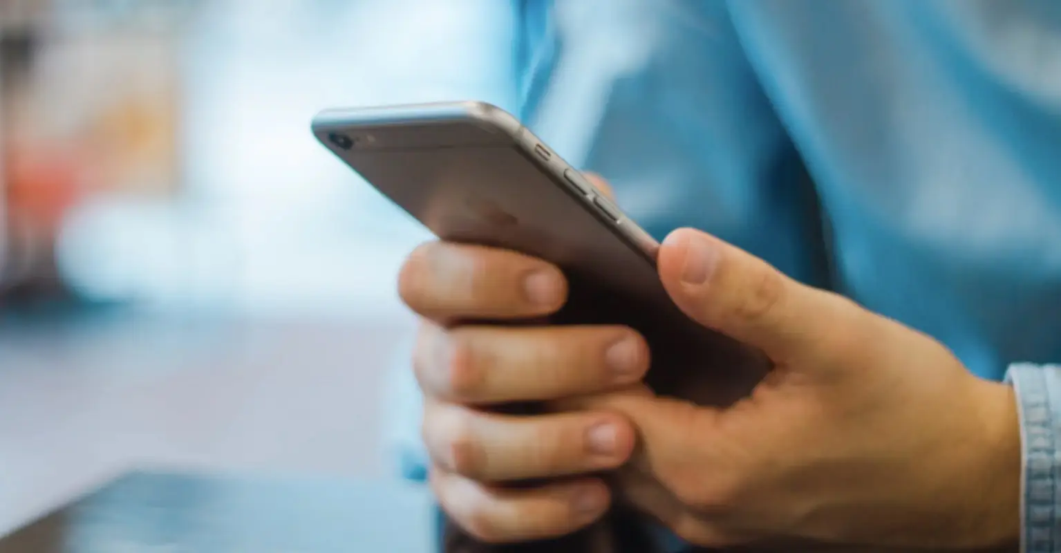 Single man is hilariously trolled by his mom in brutal text exchange