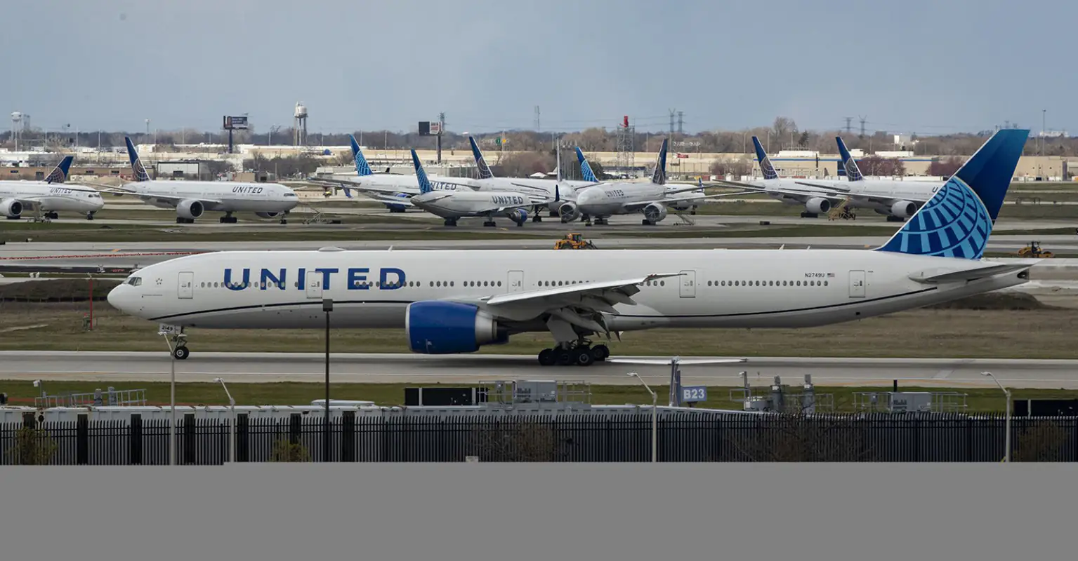 Couple kicked off flight after daughter, 2, refused to wear mask are now heartbroken to leave her behind