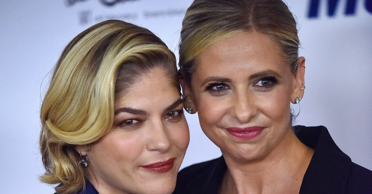 Sarah Michelle Gellar and Selma Blair recreate iconic 'Cruel Intentions' kiss