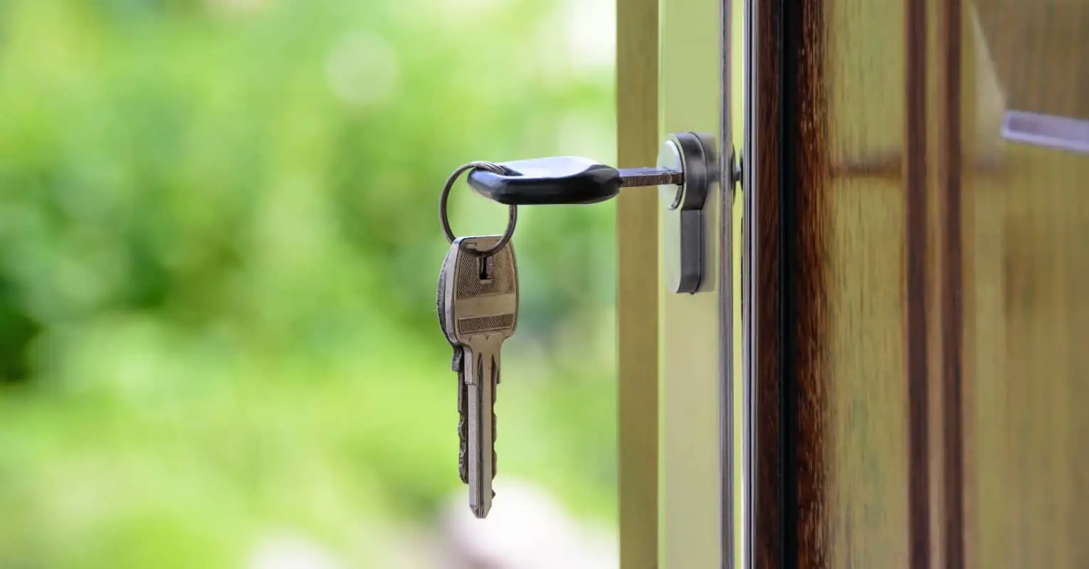 'Landlord' asks if she should kick out a 'tenant' for letting his friends break into her house, quickly goes viral