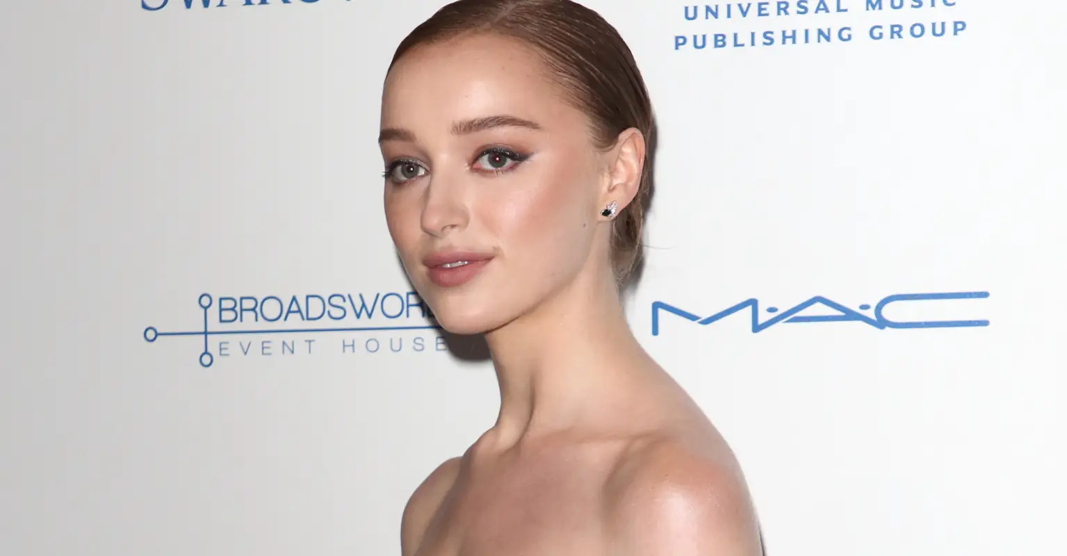 'Bridgerton' star reveals her solution for watching back her own sex scenes with her entire family