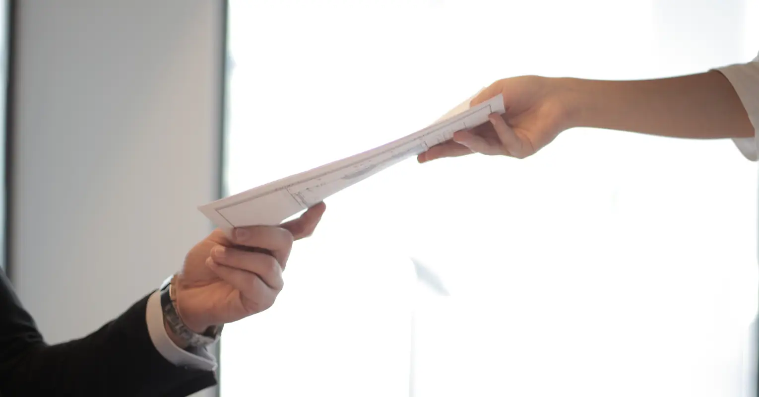 Man spots terrible mistake on girlfriend's résumé, explaining why she hasn't found a job