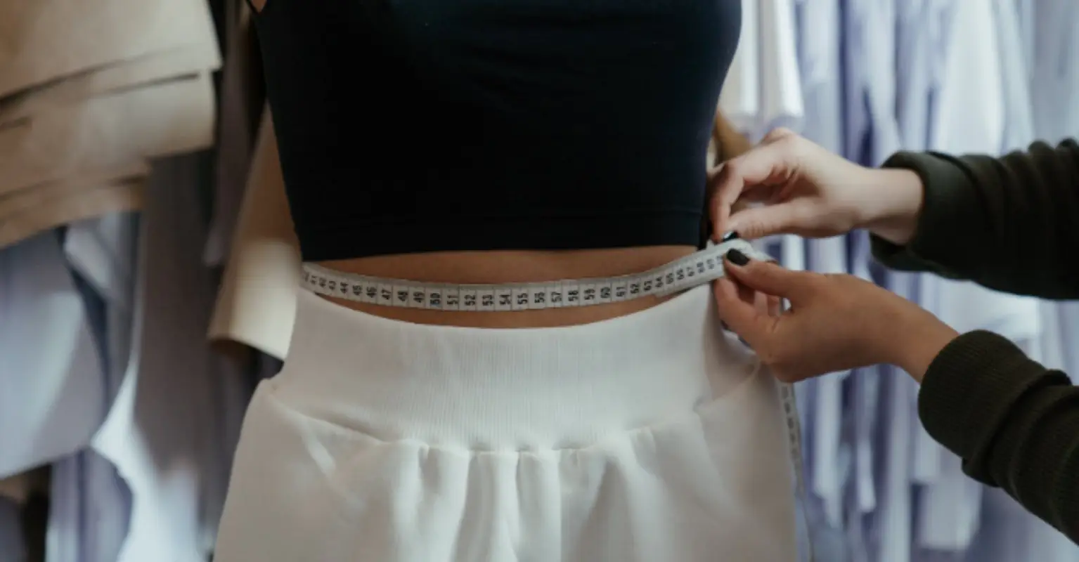 Woman leaves people baffled as waist 'disappears' in optical illusion dress