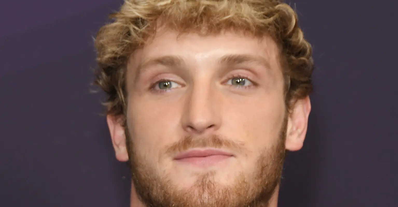 Floyd Mayweather accused by fans of 'holding up' Logan Paul after 'knocking him out'