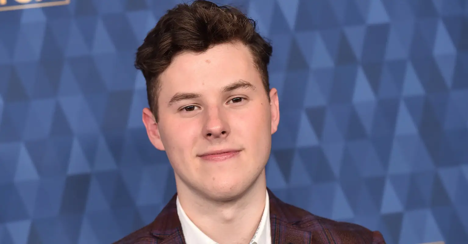 'Modern Family' star Nolan Gould has abs now and the internet is thirsty