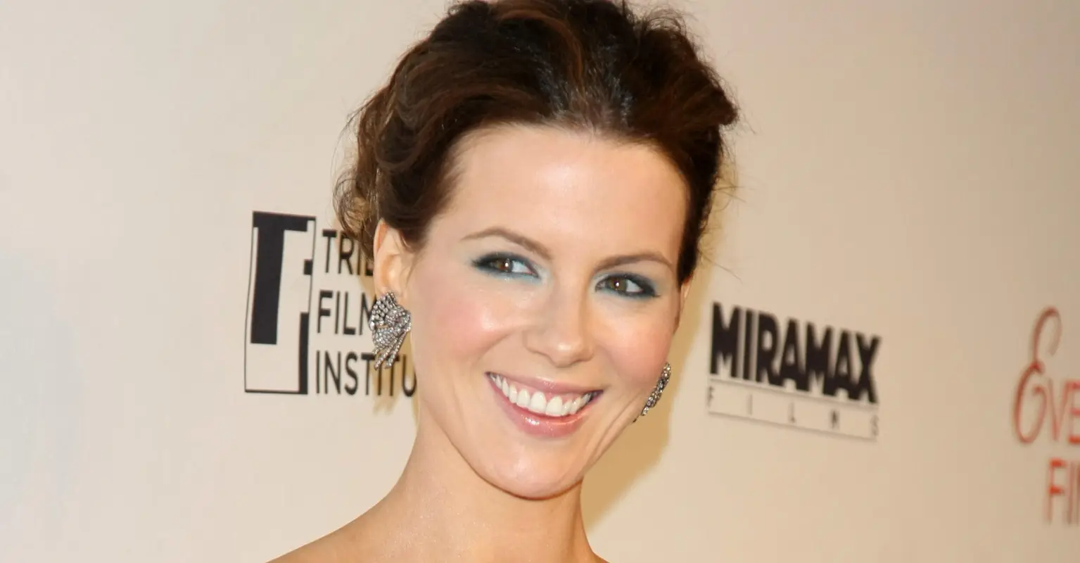 Kate Beckinsale honors late actor father 42 years after his death