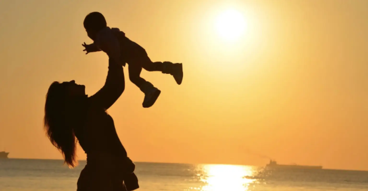 Working mom shares tearful selfie and explains that 12 weeks maternity leave is not enough