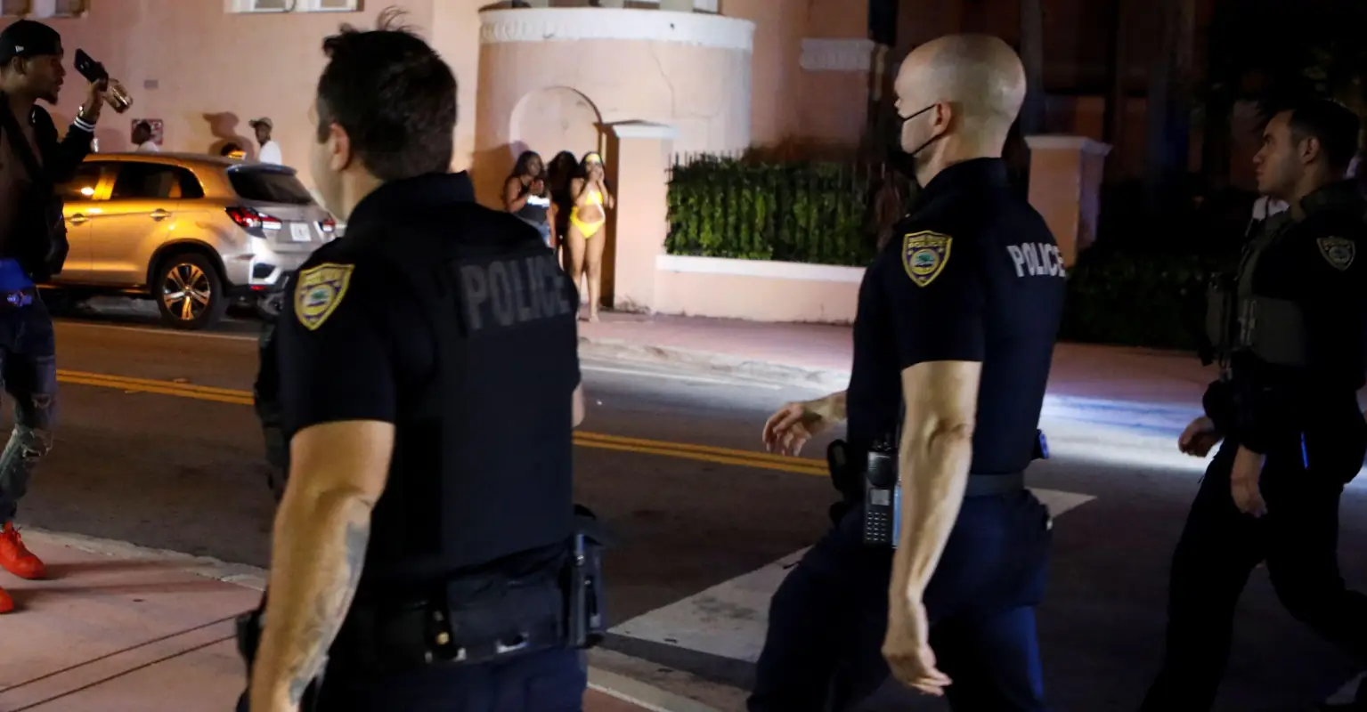 Spring breaker warns women to 'be careful' after spotting chilling detail in her vacation photo