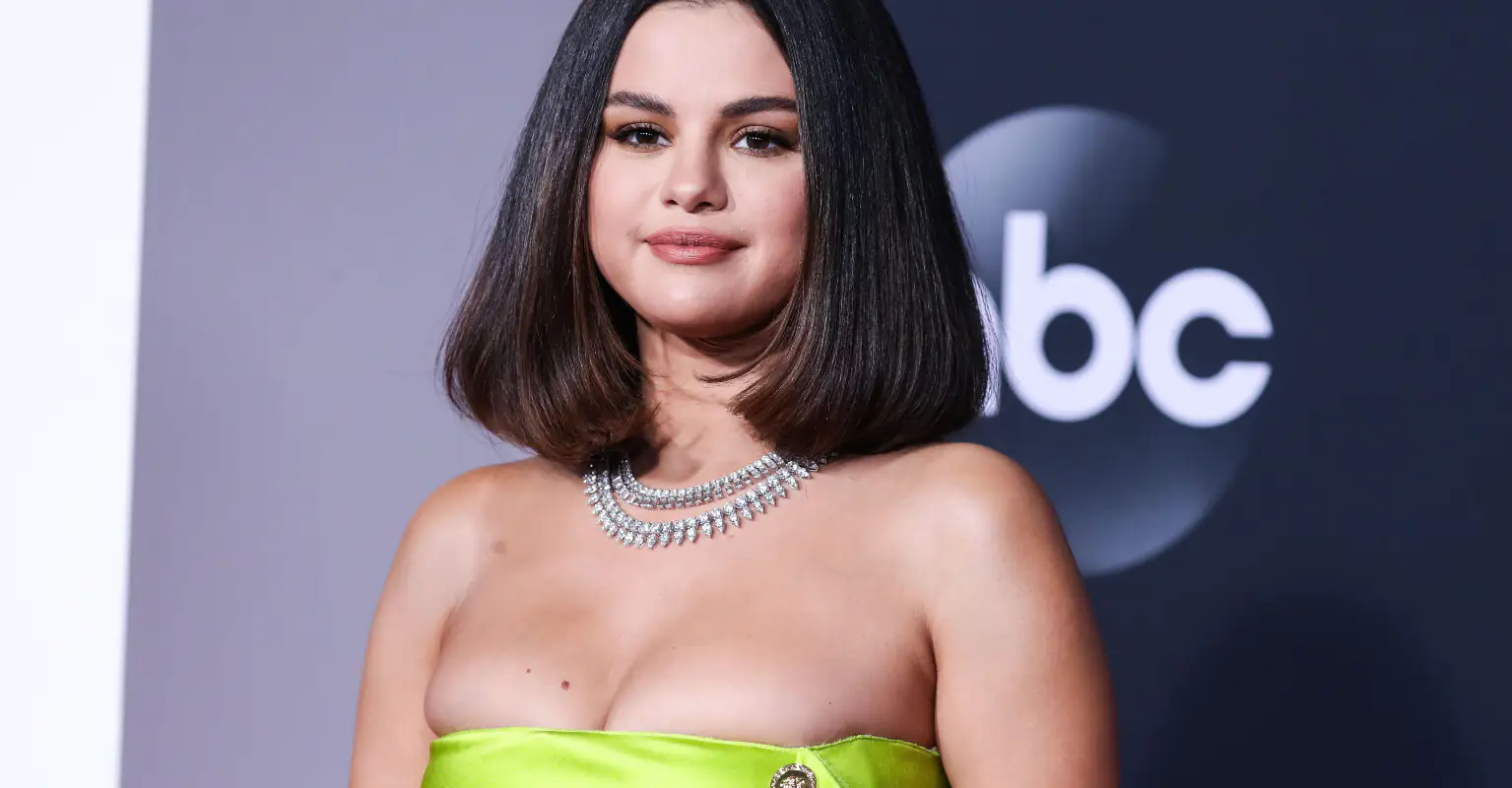Selena Gomez shows off new platinum blonde hair and her fans are 'here for it'