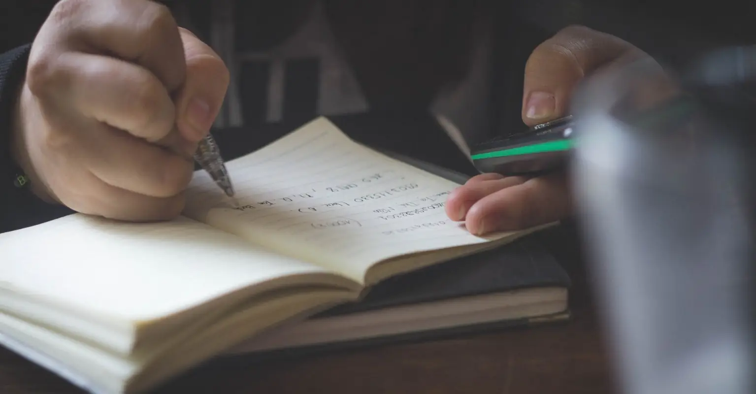 Man finally opens note his friend wrote for him 10 years ago
