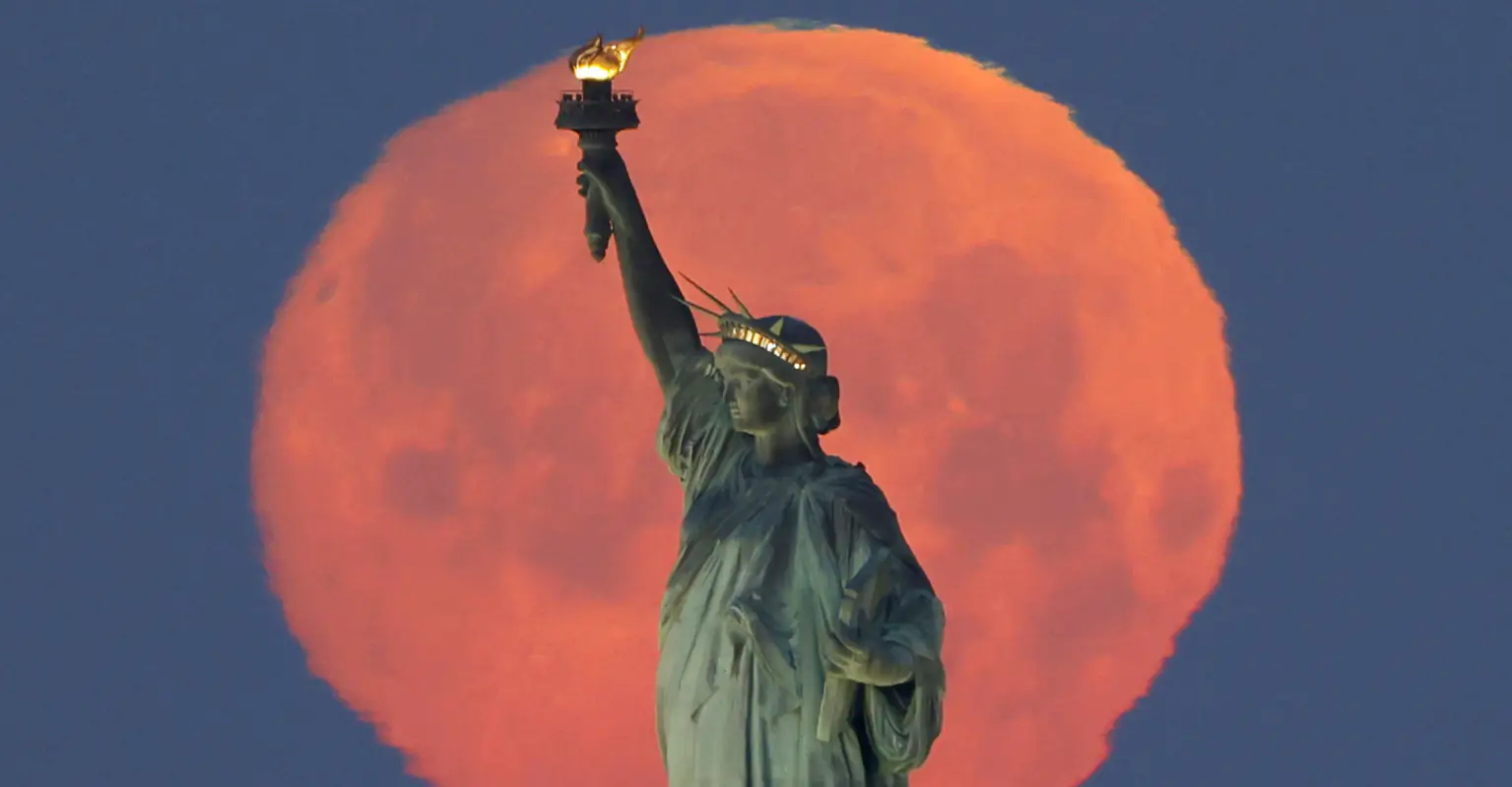 Pink Supermoon creates stunning halo around Statue of Liberty