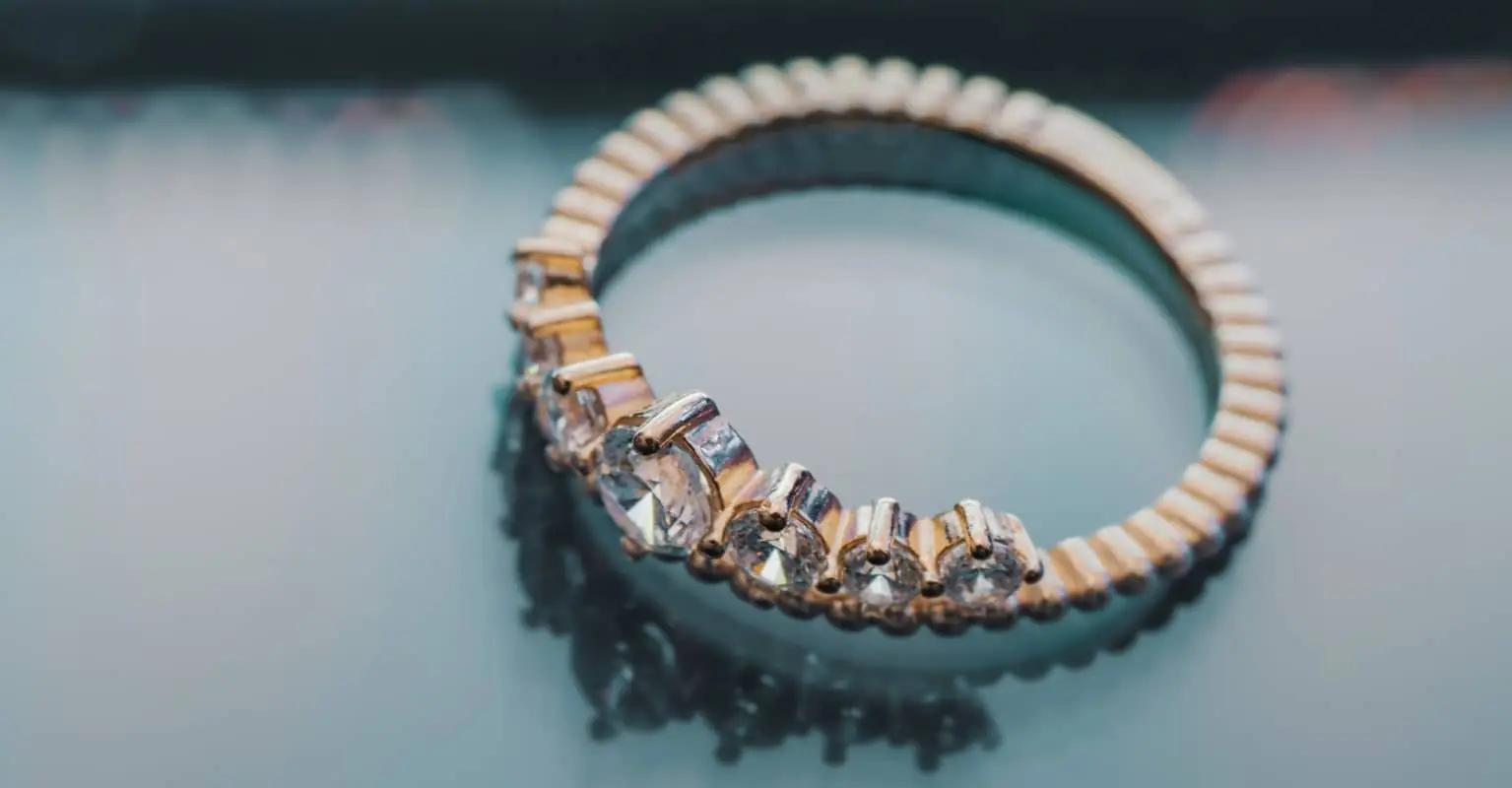 Man proposes to girlfriend with a choice of five engagement rings